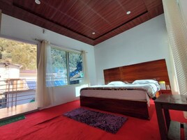 Casa de campo, vistas a la montaña | Espacio para trabajar con un portátil y ropa de cama