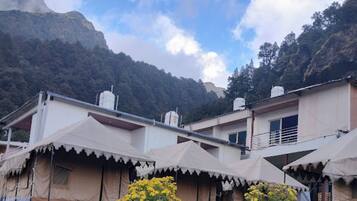 Vista frontal de la propiedad