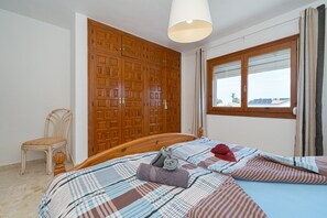2 chambres, fer et planche à repasser, accès au Wi-Fi (inclus)