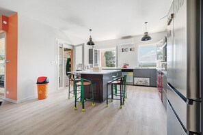 Fridge, microwave, oven, stovetop - Holiday Home 'Opuceb' with Mountain View, Wi-Fi and Air Conditioning (Saint-Papoul)