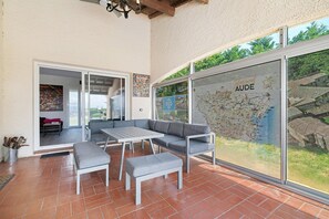 Outdoor dining - Holiday Home 'Opuceb' with Mountain View, Wi-Fi and Air Conditioning (Saint-Papoul)
