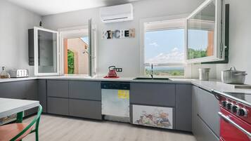 Een koelkast, een microgolfoven, een oven, een kookplaat