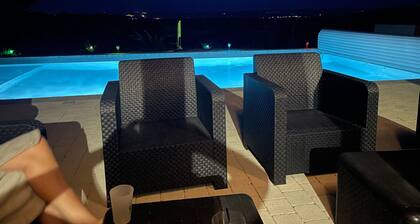 Ferienhaus 'Opuceb' mit Bergblick, Wi-Fi und Klimaanlage