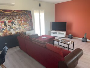 Tv och ett bordtennisbord
