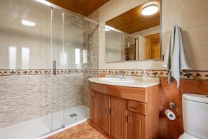 Douche, sèche-cheveux, serviettes fournies