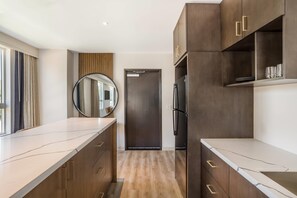 Caja de seguridad en la habitación y escritorio 