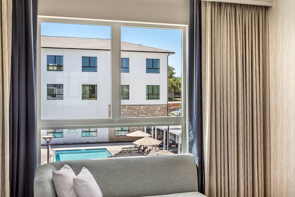 Caja de seguridad en la habitación y escritorio