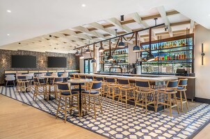 供应早餐和晚餐，地方菜