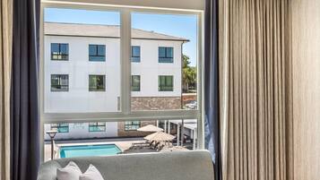 Tallelokero huoneessa, työpöytä