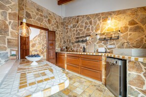 Frigorifero, microonde, piano cottura, lavastoviglie