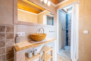 Shower, hair dryer, towels