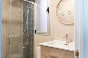 Een douche, handdoeken