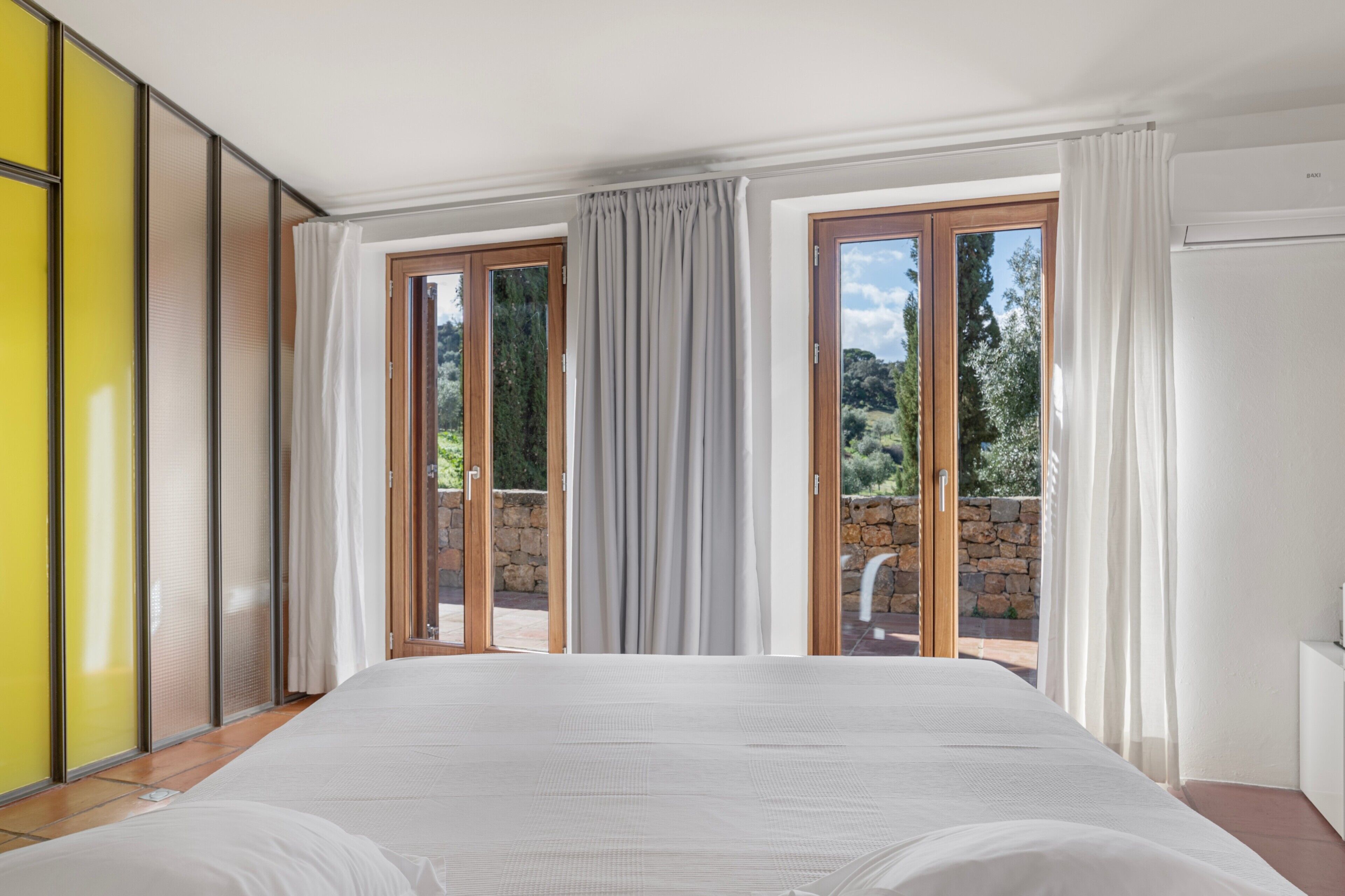 5 bedrooms, iron/ironing board, free WiFi, bed sheets