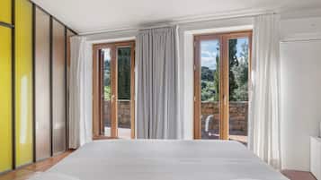 5 bedrooms, iron/ironing board, free WiFi, bed sheets