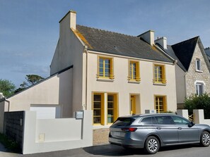 Exterior - Yellow Shutters. House 350 m from the beach and in the center of town. (Porspoder)