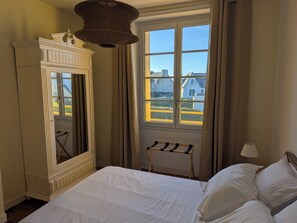 4 bedrooms, iron/ironing board, travel crib, free WiFi - Yellow Shutters. House 350 m from the beach and in the center of town. (Porspoder)