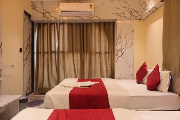 Egyptian cotton sheets, premium bedding, desk, free WiFi - Hotel meet palace (Ahmedabad)