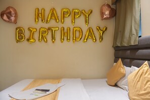 Deluxe Single Room | Egyptian cotton sheets, premium bedding, desk, free WiFi - Hotel meet palace (Ahmedabad)