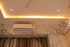 Egyptian cotton sheets, premium bedding, desk, free WiFi - Hotel meet palace (Ahmedabad)