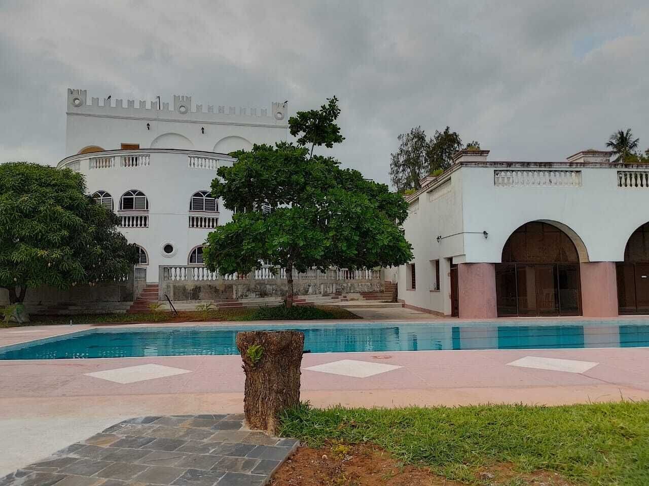 Outdoor pool, lifeguards on site
