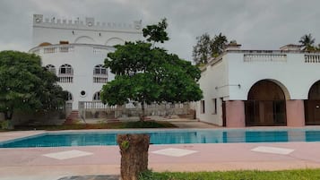 Outdoor pool, lifeguards on site