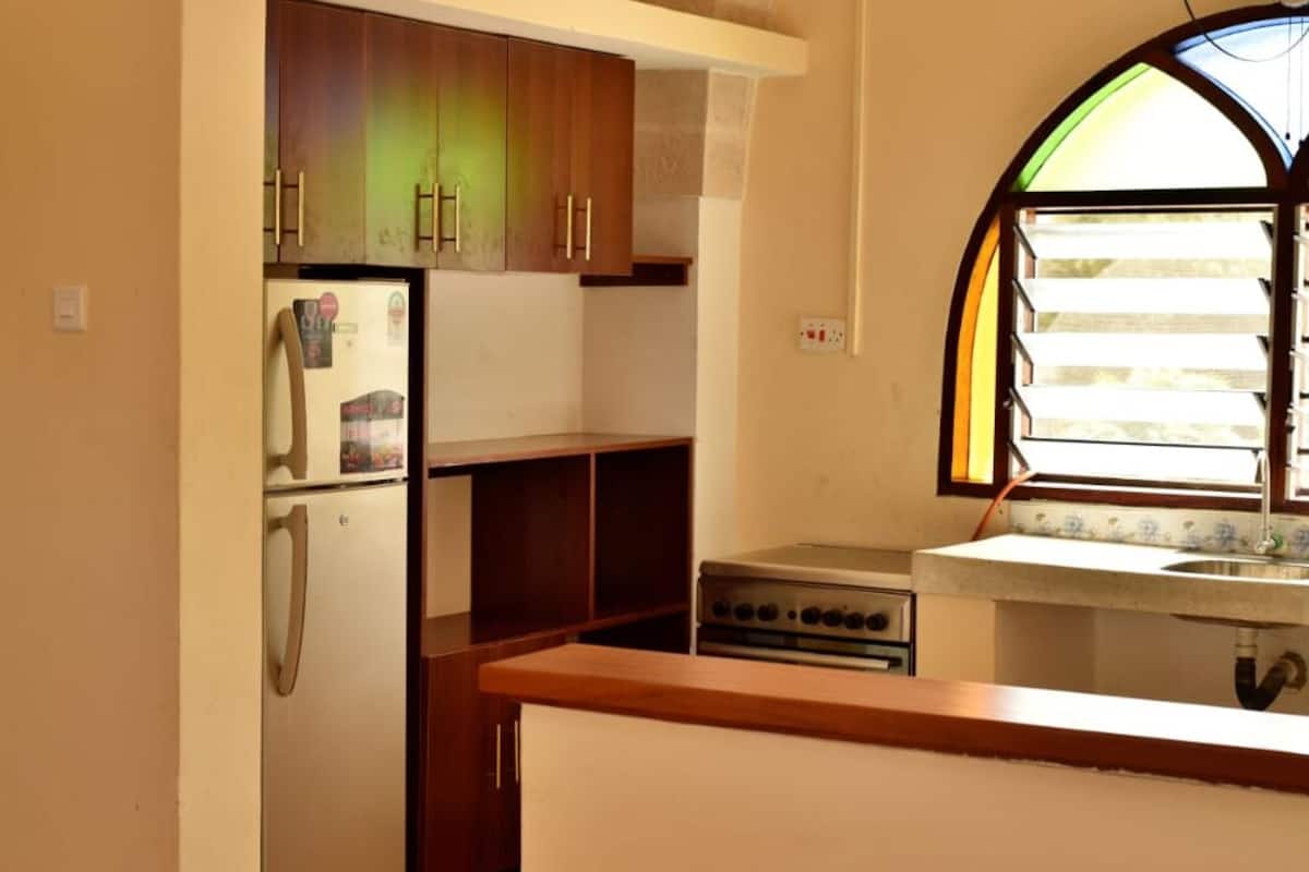 Refrigerador con freezer, microondas, tetera/pava eléctrica