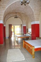 Quarto casal luxo, vista para a piscina | Roupas de cama antialérgicas, escrivaninha