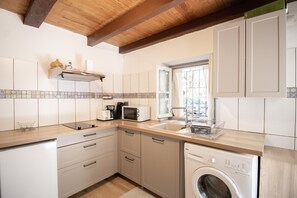 Fridge, microwave, oven, stovetop - Chez Marla Apartment in Ota – Mountain Views and Serenity in the Heart of Corsica (Évisa)