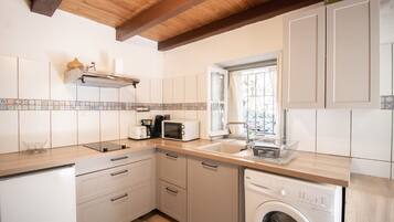 Geladeira, micro-ondas, fogão, cooktop