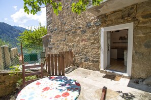 Outdoor dining - Chez Marla Apartment in Ota – Mountain Views and Serenity in the Heart of Corsica (Évisa)