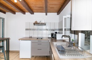 Frigorifero, microonde, forno, piano cottura