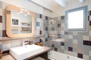 Suihku, hiustenkuivaaja, pyyhkeet