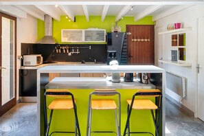 Een koelkast, een microgolfoven, een oven, een kookplaat