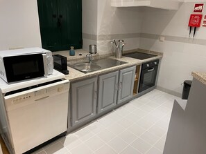 Fridge, microwave, oven, stovetop - Holiday Home 'Retiro Do Tejo' (Malpica do Tejo)