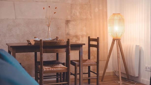 A wooden dining table with chairs, a vase with dried plants, and a floor lamp. - Pop Art, Centre de Tours (Tours)