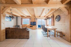 TV, caminetto, lettore DVD