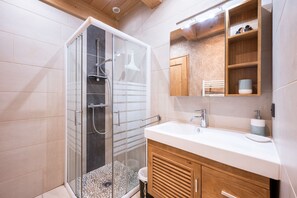 Shower, hair dryer - Chalet 'Bernard' with Mountain View, Private Terrace and Wi-Fi (Manigod)