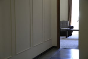 Suite Economy | 1 camera, una cassaforte in camera, tende oscuranti, ferro/asse da stiro
