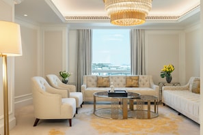 Royal suite | Woonruimte | Een 55-inch ledtelevisie met digitale zenders