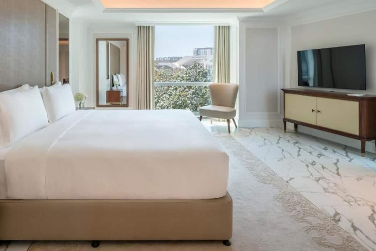 Egyptian cotton sheets, premium bedding, iron/ironing board, bed sheets