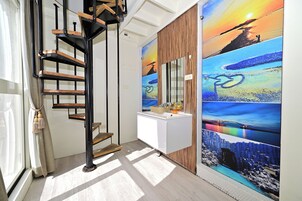 Decoración personalizada y espacio para trabajar con laptop 