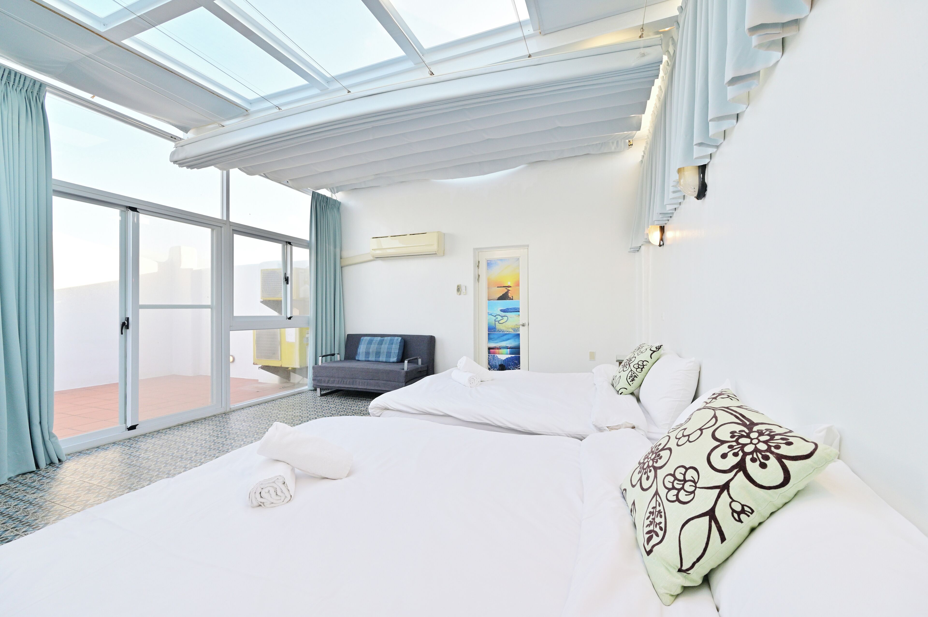 Decoración personalizada y espacio para trabajar con laptop 