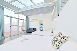 Sky Six Person Room | Individually decorated, laptop workspace, free WiFi - Pescadores B&B (Magong)