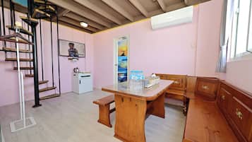 Habitación cuádruple Deluxe | Decoración individual y espacio para trabajar con un portátil