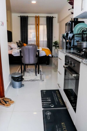 Fridge, microwave, stovetop, cookware/dishes/utensils - Cozy & Modern Studio Apartment Near JKIA & SGR – Your Perfect Stay in Syokimau! (Nairobi)