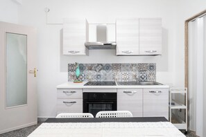 Apartment | Eigene Küche | Wasserkocher, Esstisch