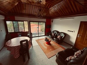 Comfort-Apartment, Meerblick | Schallisolierte Zimmer, Bügeleisen/Bügelbrett