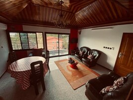 Sistema de insonorización y tabla de planchar con plancha 
