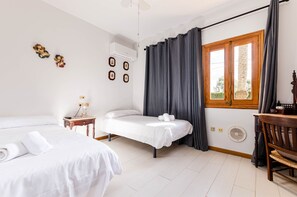 5 chambres, fer et planche à repasser, lit de bébé portatif