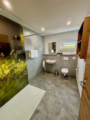 Shower, hair dryer, towels, soap - Comfortable, barrier-free vacation home in a quiet location with top facilities (Kronach)